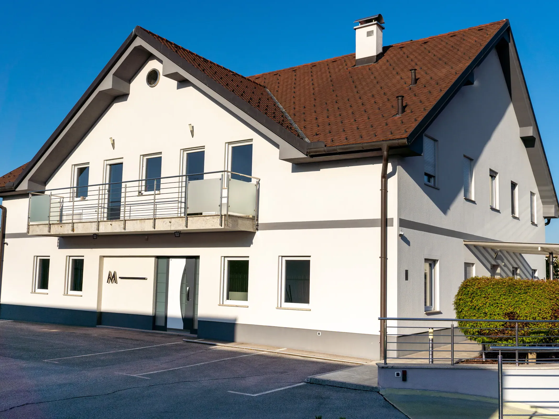 Objekt s parkiriščem pred vhodom